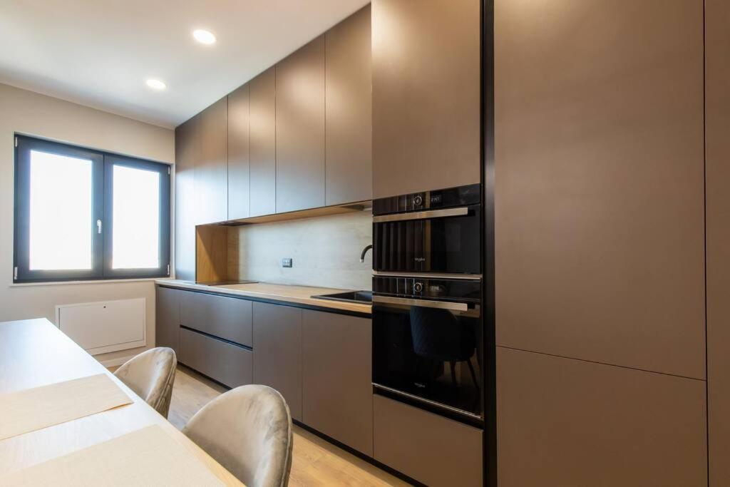 Elegant 2 Bedroom Retreat Boekarest Buitenkant foto